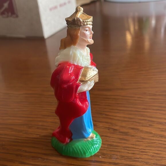 Vtg hard plastic wise man from nativity scene with gold crown/holding gold box‎ - Picture 5 of 6